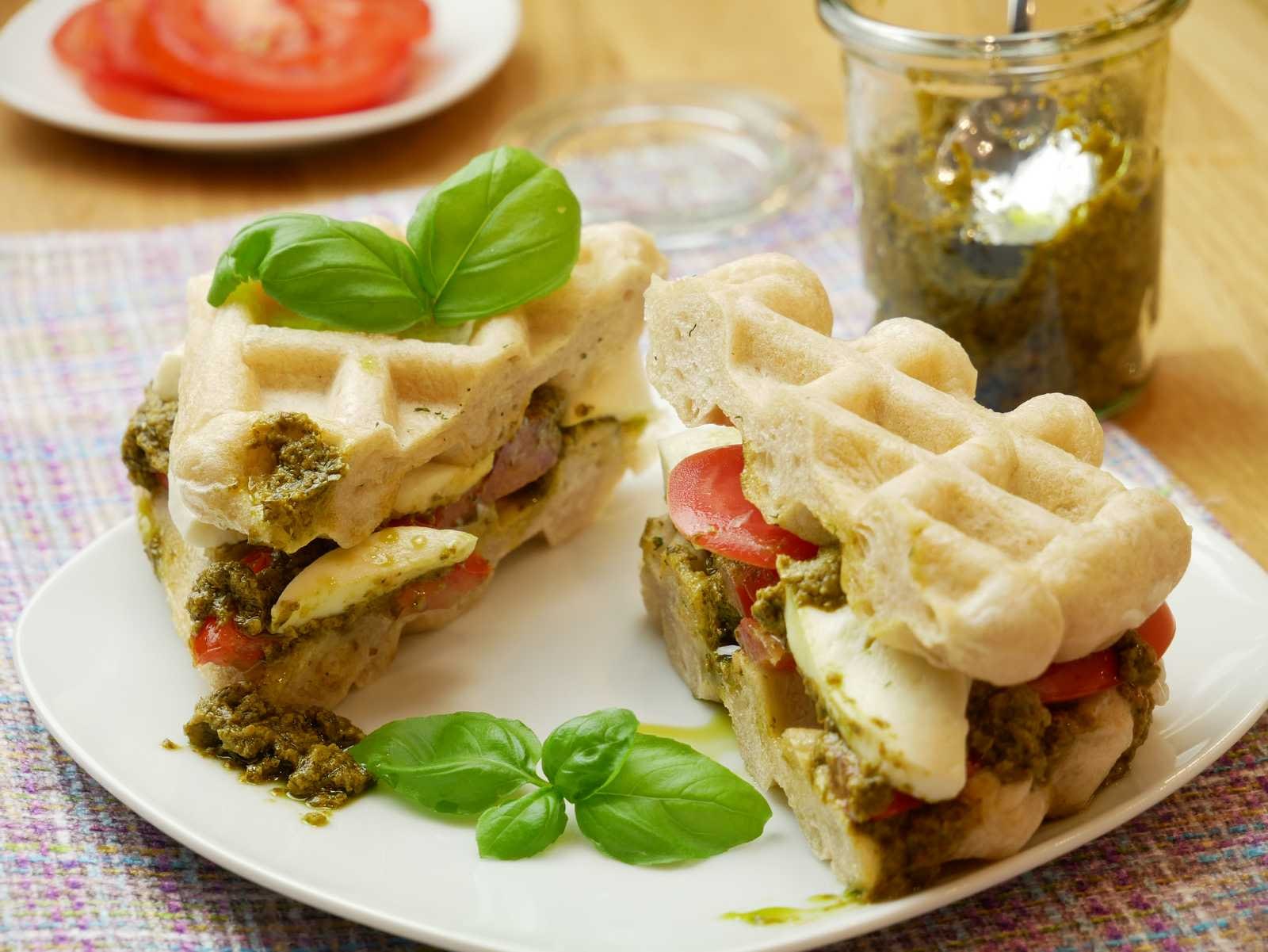 Ciabatta-Waffel-Sandwich mit Tomaten-Pesto-Mozzarella » kochschwabe.de